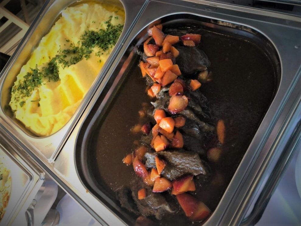 Hovězí na červeném víně s kaší