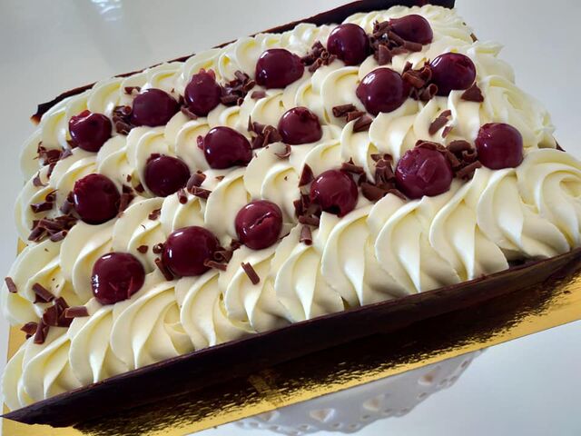 Forêt noire revisitée
Biscuit moelleux chocolat
crémeux chocolat noir
chantilly/mascarpone
cerise au sirop