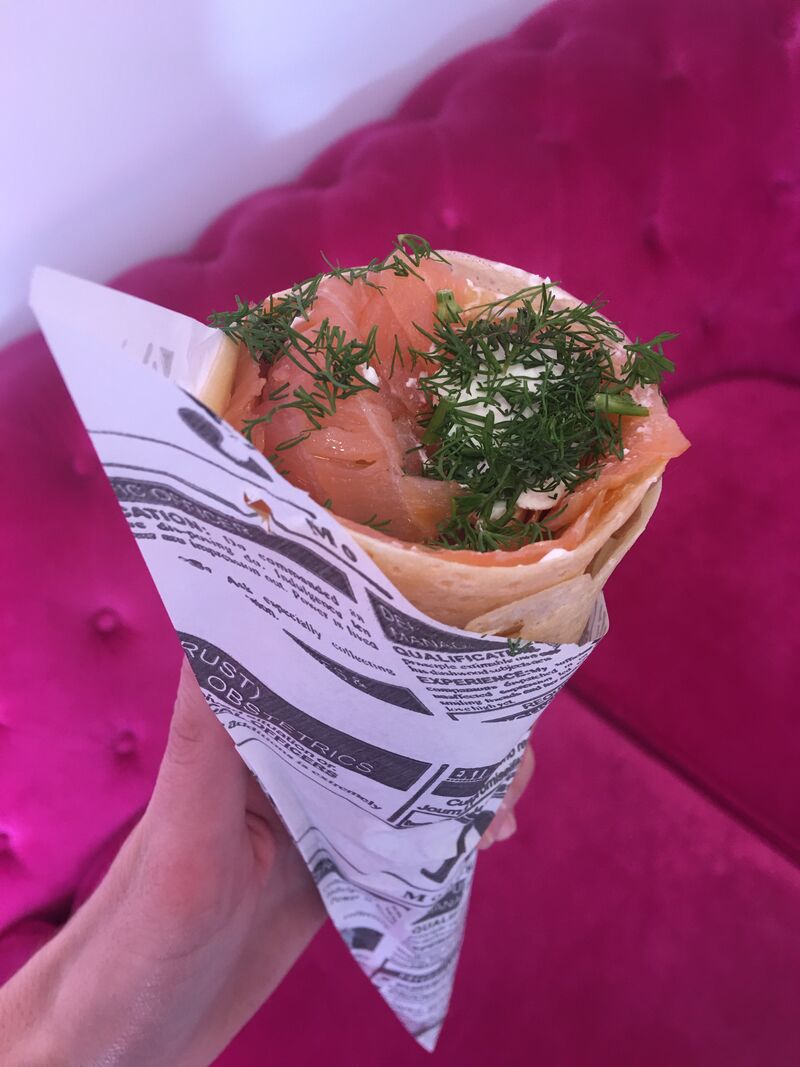 *Crepe Nórdico*
Con finas lonchas de salmón ahumado, mientras sus paredes con philadelphia acogen un especial toque de eneldo.