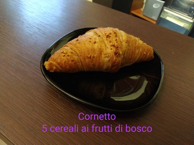 Cornetto ai 5 cereali e frutti di bosco