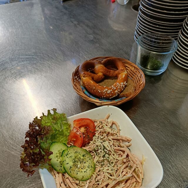 Schweizer Wurstsalat mit Käse