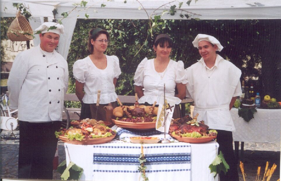 2002 Cegléd városi menyegző főző verseny II. helyezés kimagasló teljesítményért!