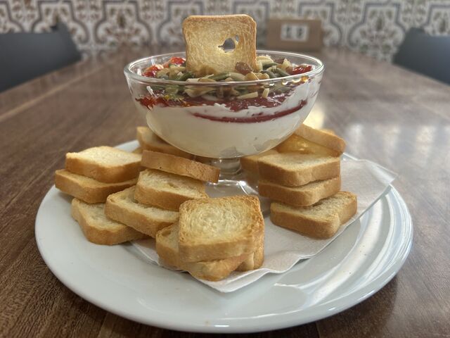 Tapa de queso con mermelada y frutos secos
