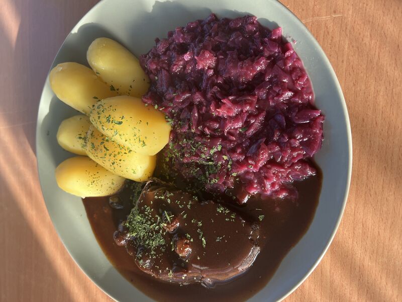 Sauerbraten mit Rotkohl und Kartoffeln 