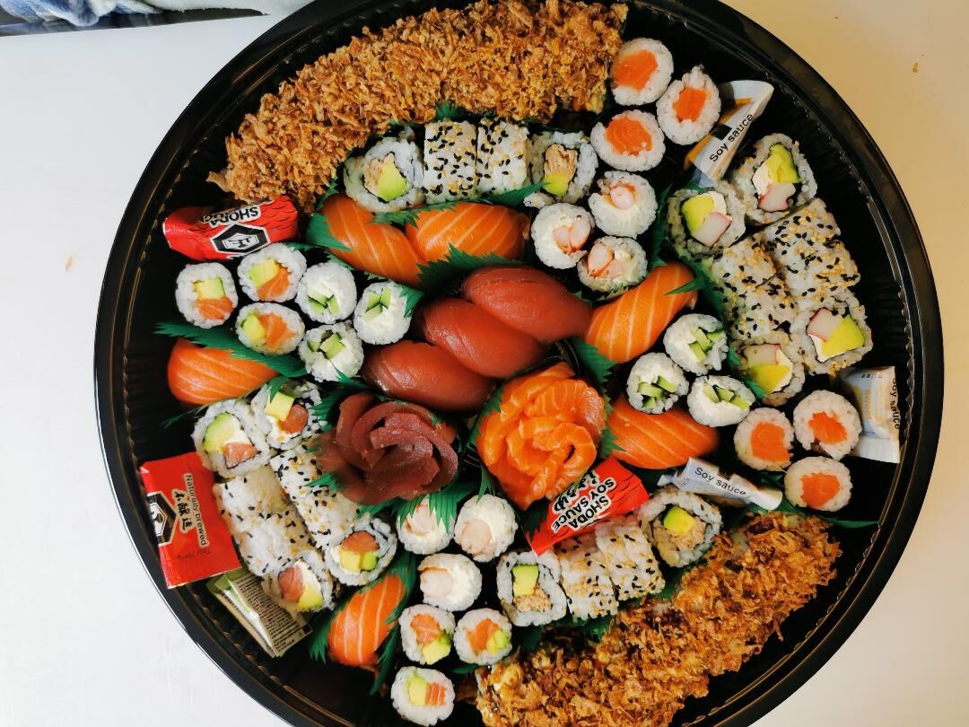 Plateau sushis sur commande
Sushis saumon , Sushis thon , crunch , Californias , avocat concombre des saveurs et de la fraicheur