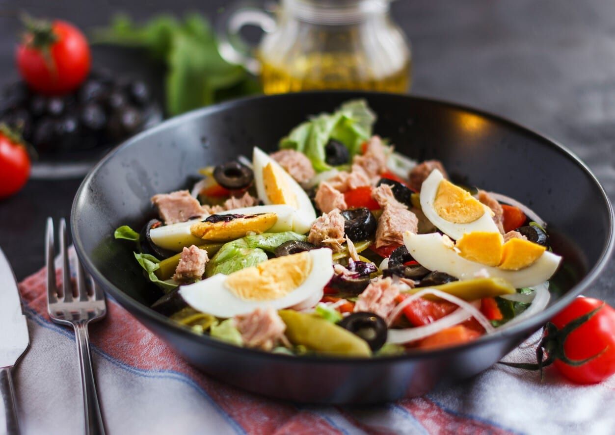 salade niçoise thon pomme de terre tomate cerise olive noire mais haricot