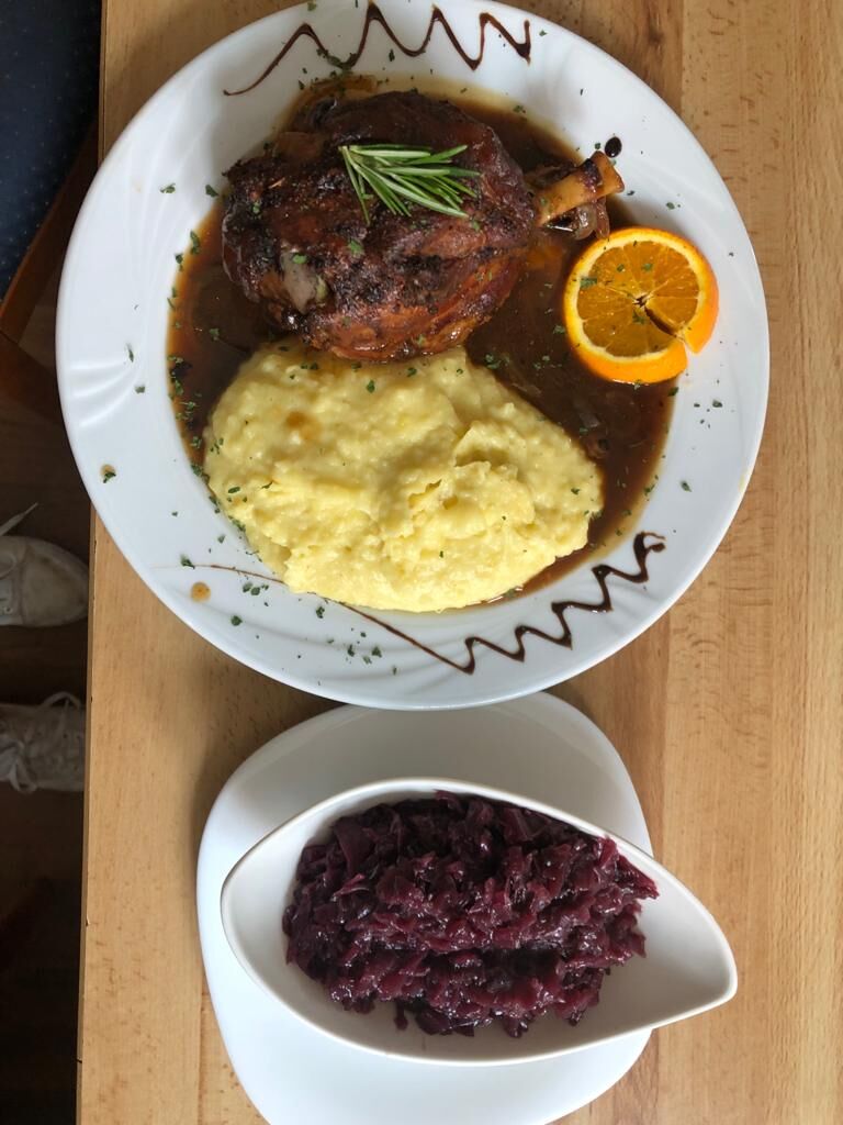 Schweinshaxe mit Kartoffelpüree und Rotkraut 