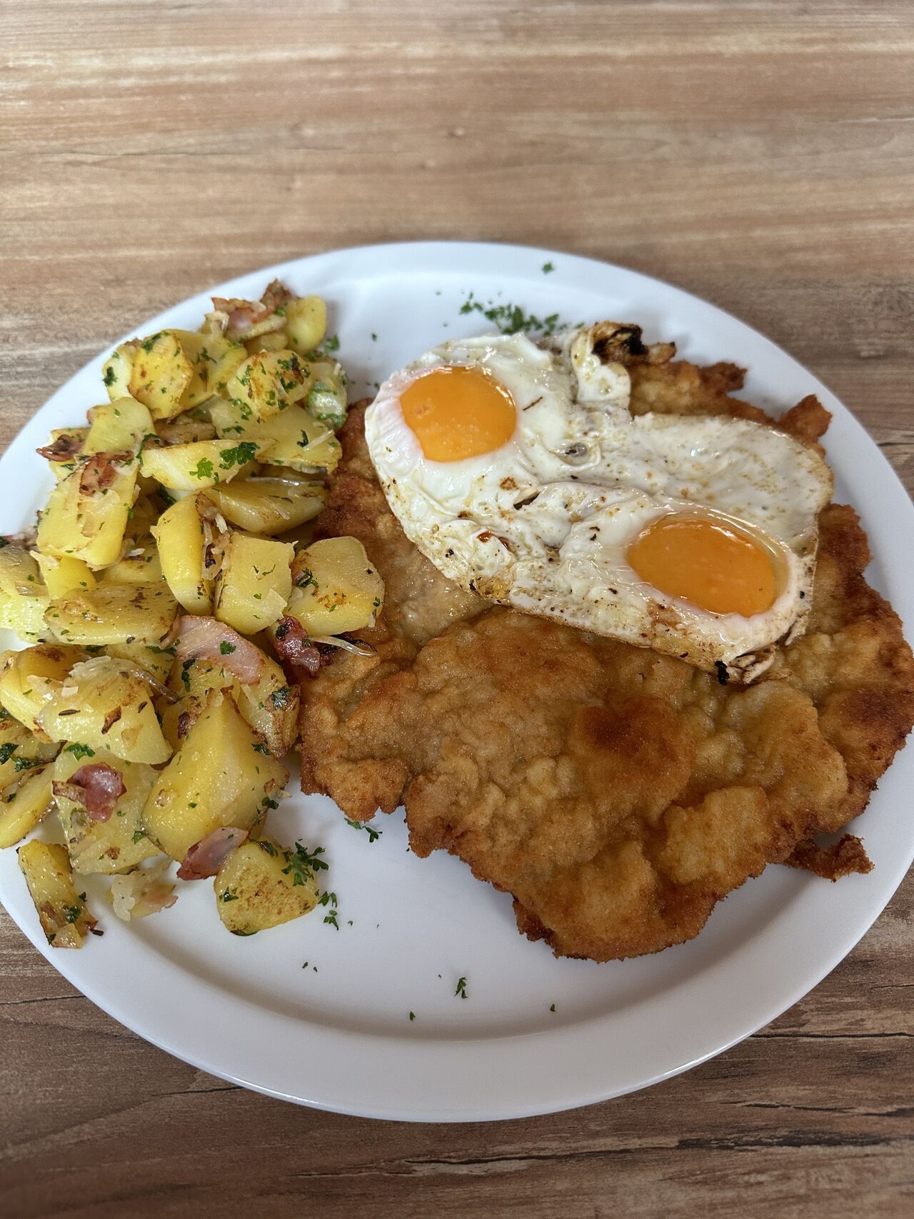 Bauernschnitzel mit Bratkartoffel und Spiegelei