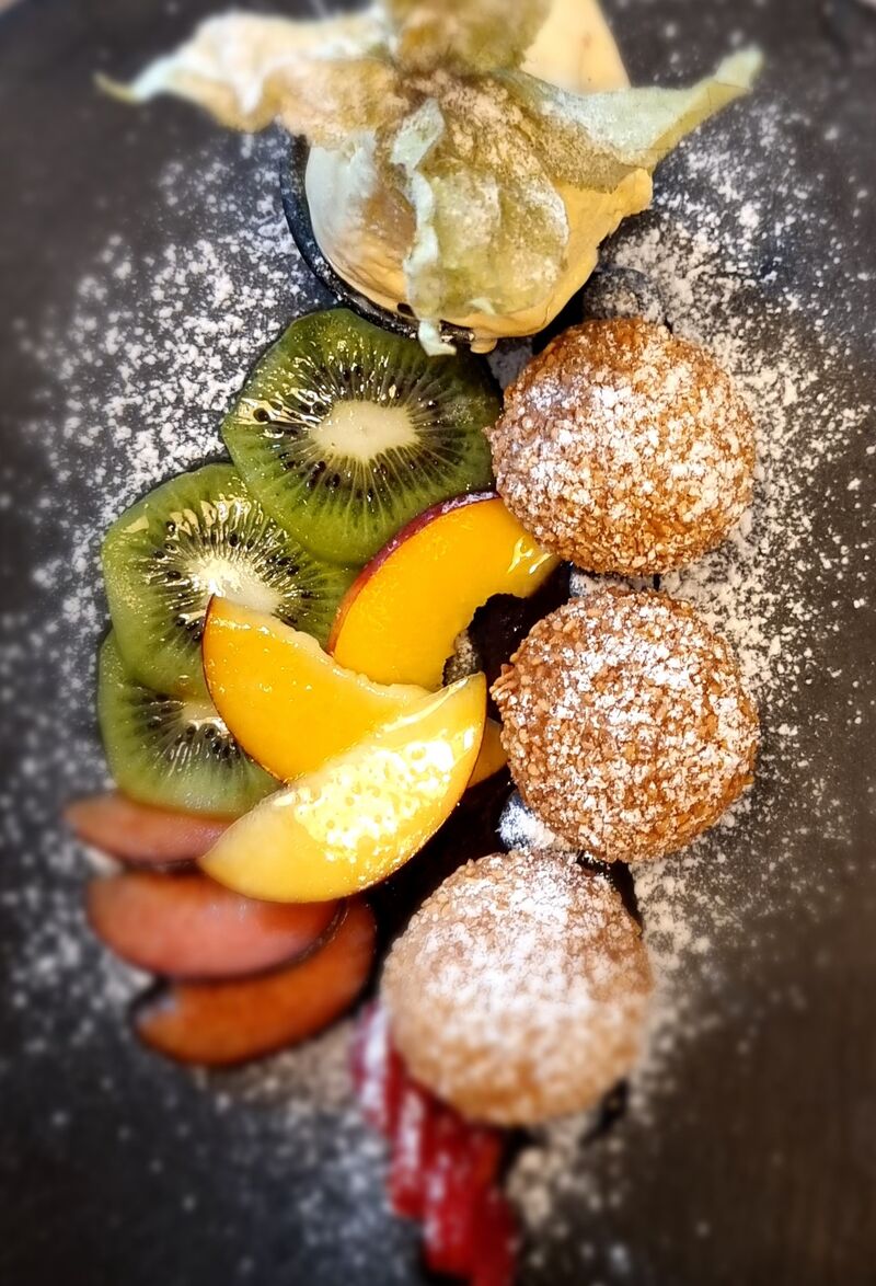Sesam Reisbällchen mit Vanilleeis und frischen Früchten, Beerensauce 