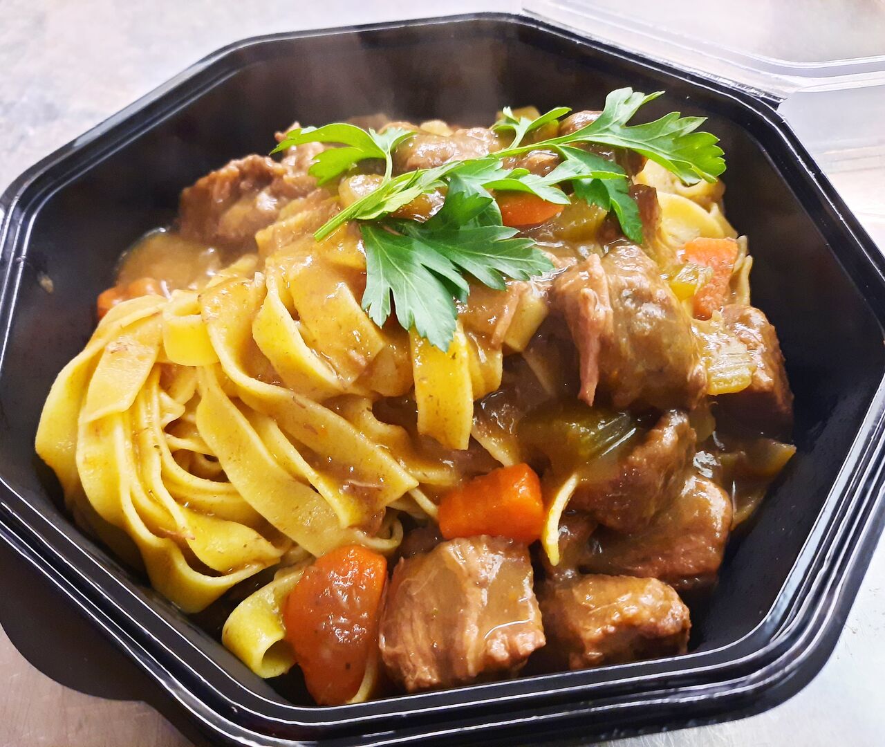 Tagliatelle mit Rindergulasch 