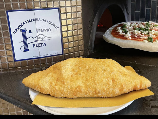La Regina : “ A’ PIZZA FRITTA”
