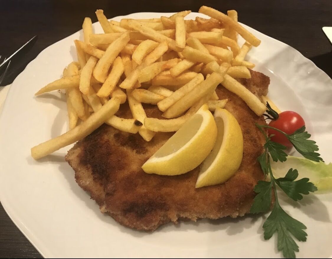 Impression aus der Küche - Cordon Bleu mit Pommes