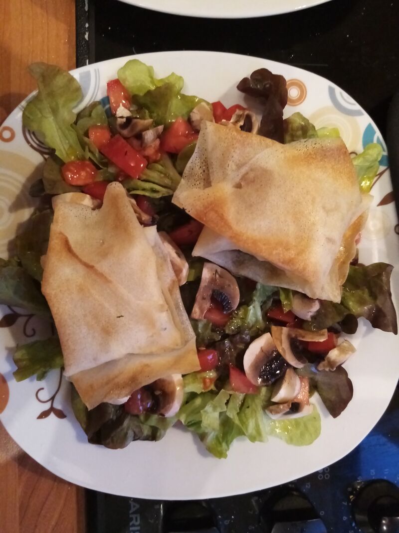 entrée de repas complet ou salade repas: salade aux bricks de reblochon