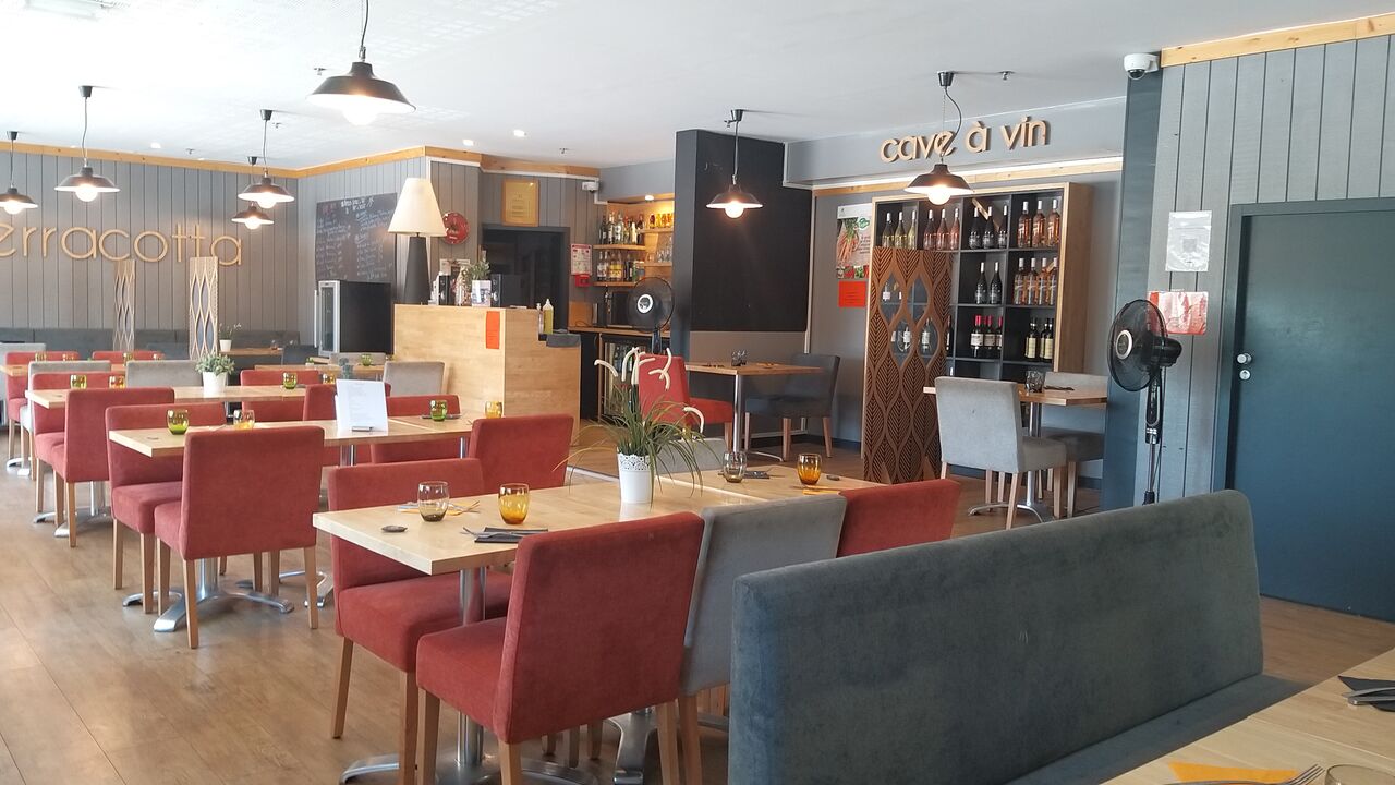 Salle de restaurant spacieuse et confortable