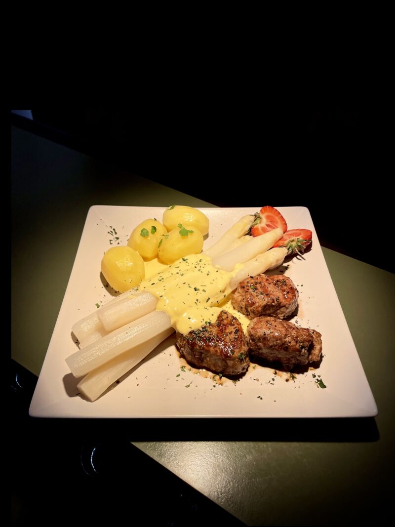 Frischer Spargel dazu Schweinefiletmedaillons und Salzkartoffeln