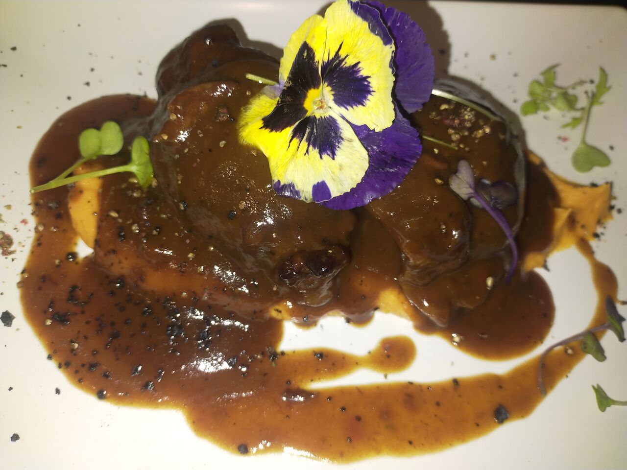 Carrillada glaseada al PX sobre parmentier de boniato