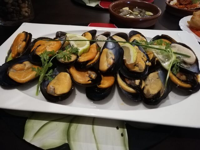 Variedad de tapas con mejillones
