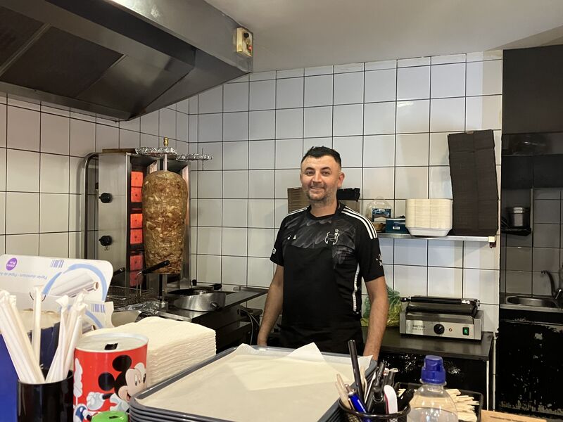 Mehmet vous accueille avec le sourire et vous servira les meilleurs tacos !