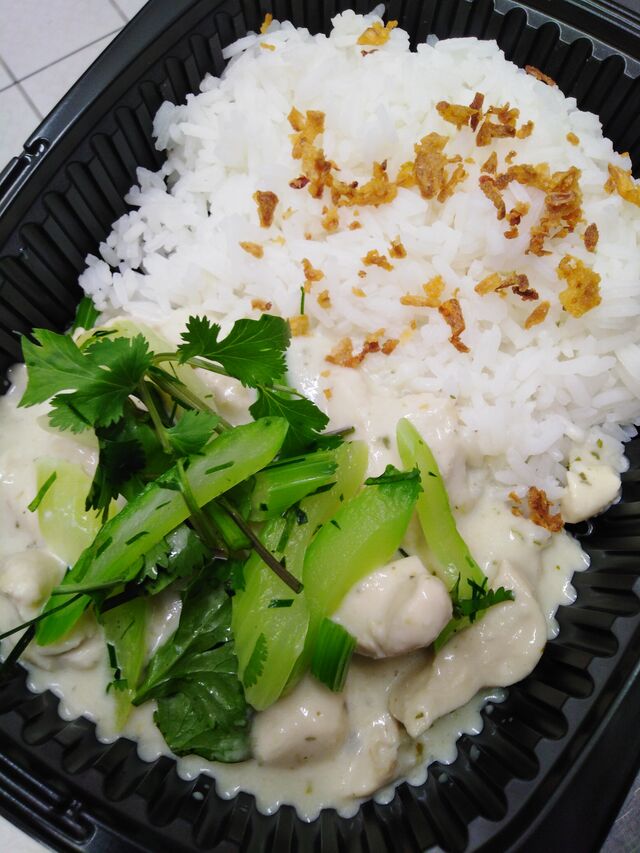  Plat du jour du 5 mars 2020
Poulet au curry vert, céleri branche et feuille de kaffir, riz thaî
8.50 €