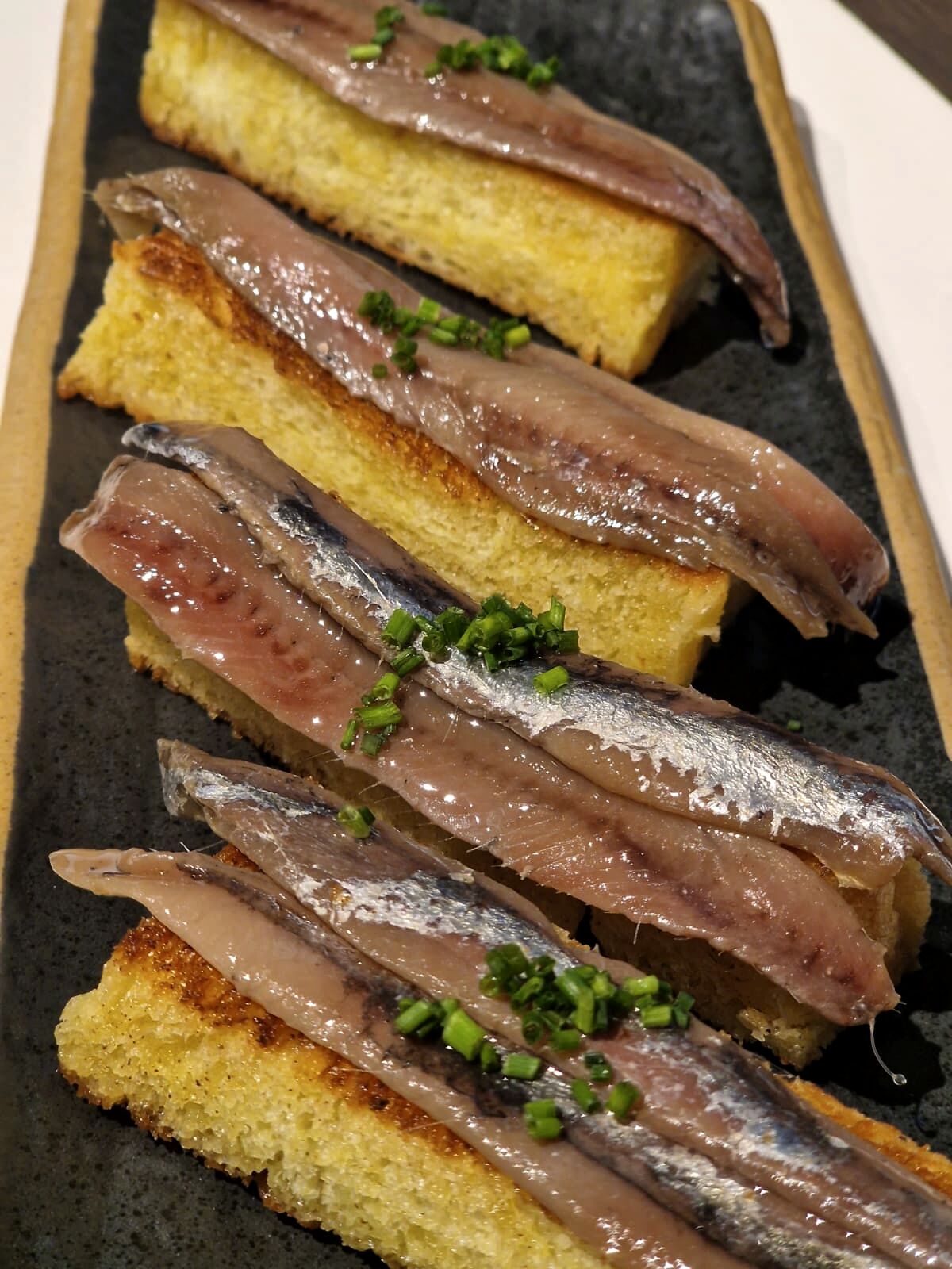 Montadito de Anchoa del Cantábrico sobre brioche y mantequilla ahumada