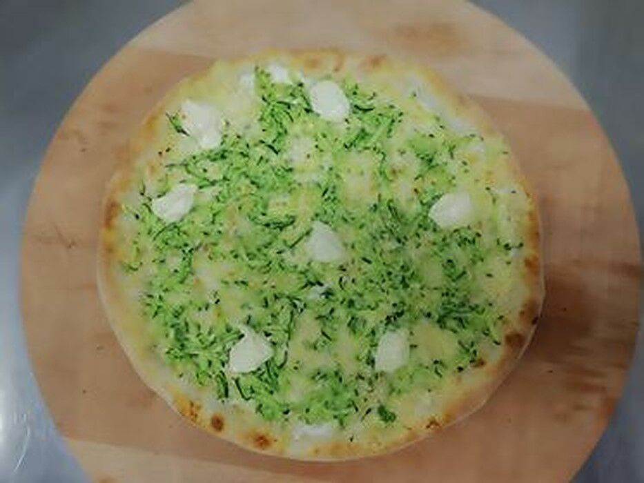 Pizza CUKINI (sir.kiselo vrhnje.tikvice.parmezan.ABC sir)