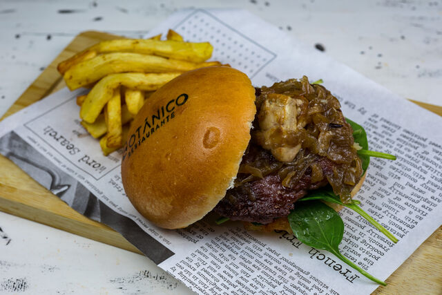 🍔 Hamburguesa de Foie: 200Gr de vacuno 🐄, foie, cebolla caramelizada 🧅, mix pipas 🌻, espinaca baby y mermelada de higo.