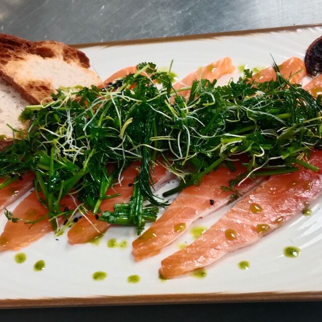 Saumon Gravlax, Toast Grillé, Salade d'herbe 