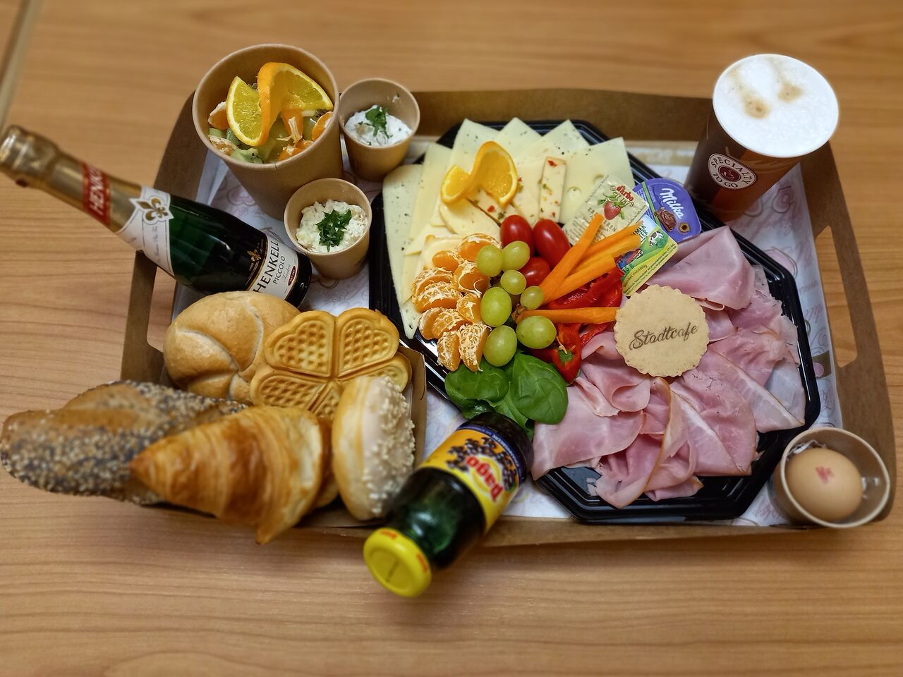 Frühstücksbox TO GO!
Preis 17,50 € pro Person
Bestellung bis zum Vortag 15 Uhr entgegen genommen.