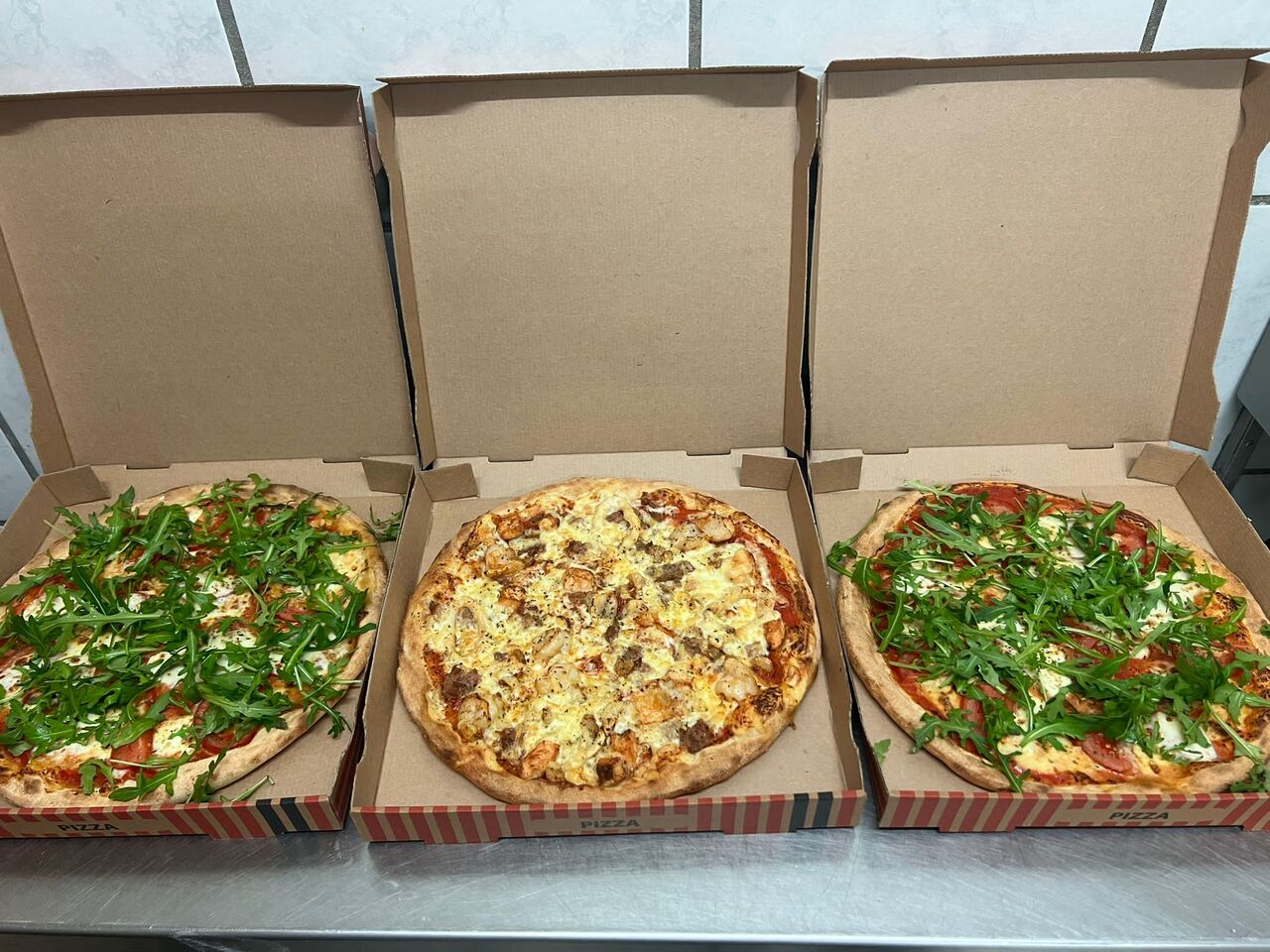 Unsere Pizzen werden mit frischen Zutaten und viel Liebe zum Detail zubereitet.