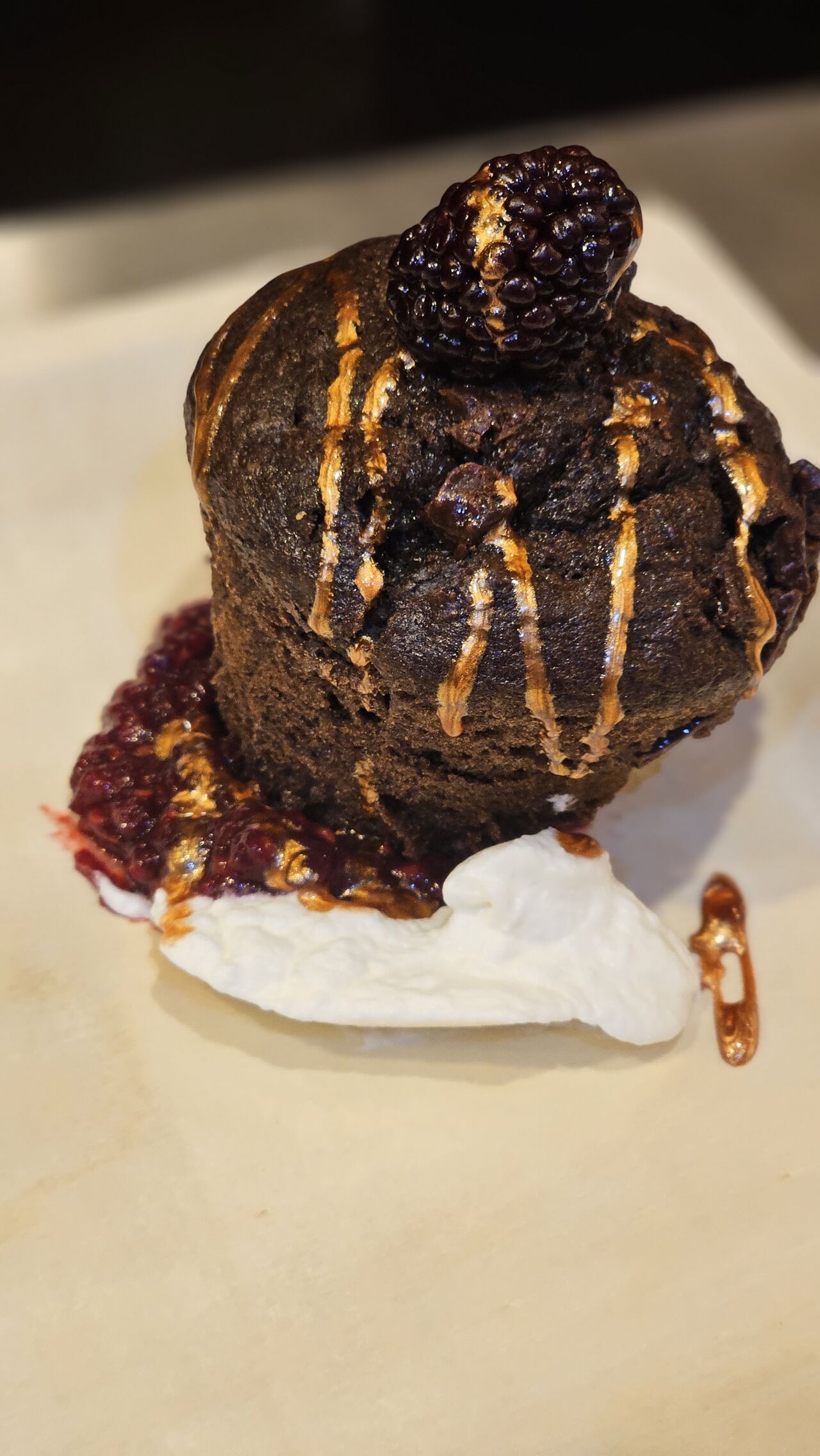 Muffin chocolat sur lit de framboise 