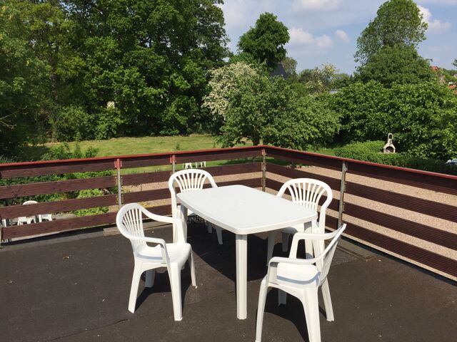 große Dachterrasse mit Gartenblick