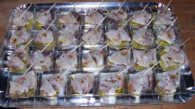 carpaccio d'espadon , huile d'olive et piment d'espelette