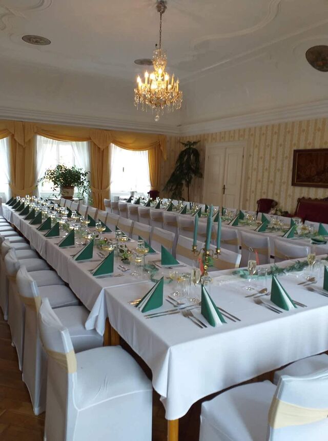 Barevně laděné prostírání dle přání hosta.