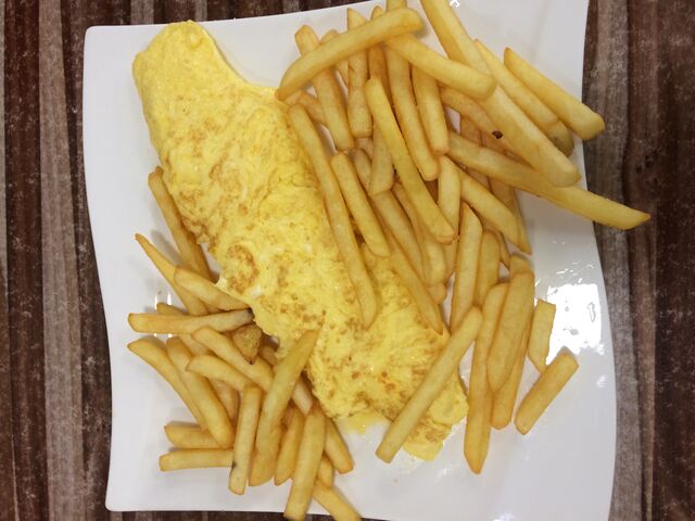 Omelette nature ou gruyère avec frites fraîches et salade verte.