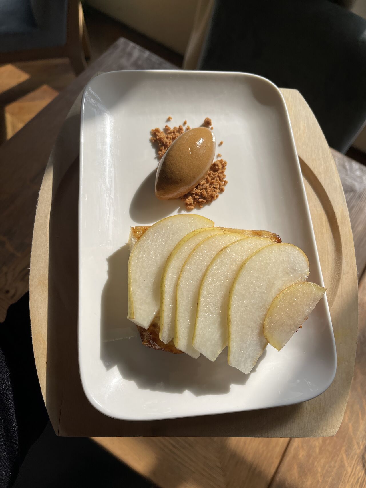 Focaccia sucrée, glace chicorée et poires fraîches