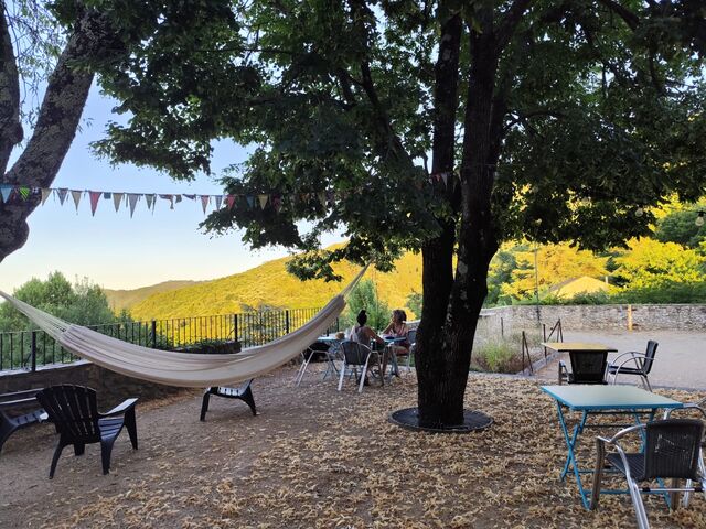 Les terrasses de Saint-Paul, la grande terrasse coté cour de l'ancienne école avec vue sur la vallée du Galeizon