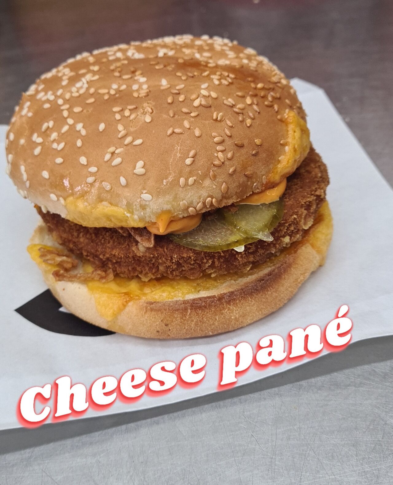 CHEESE
Viande de poulet (normal ou pané), pain sésame, oignons frits, concombres à l'aigre douce et sauce burger