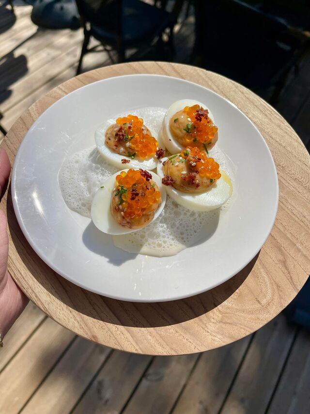 oeuf mimosa oeuf bio crème relevée, oeufs de truite, herbes fraîches croustillant chrorizo