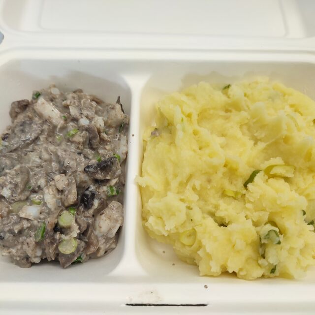 Fricassé de poisson à la crème de champignons, champignons, écrasée de pomme de terre à l'huile d'olive et cebette