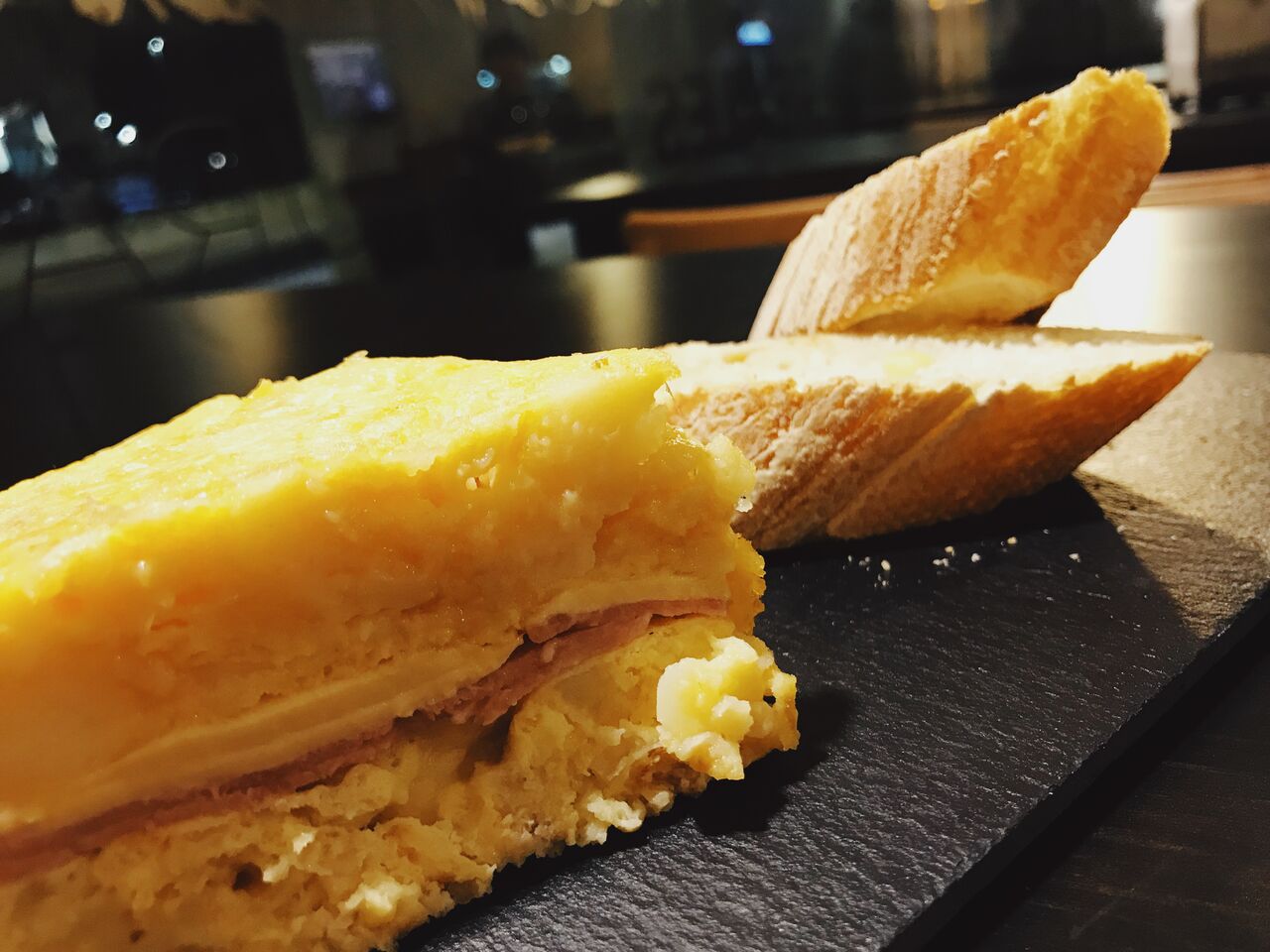 PINCHO DE TORTILLA DE PATATA RELLENA DE JAMÓN Y QUESO 