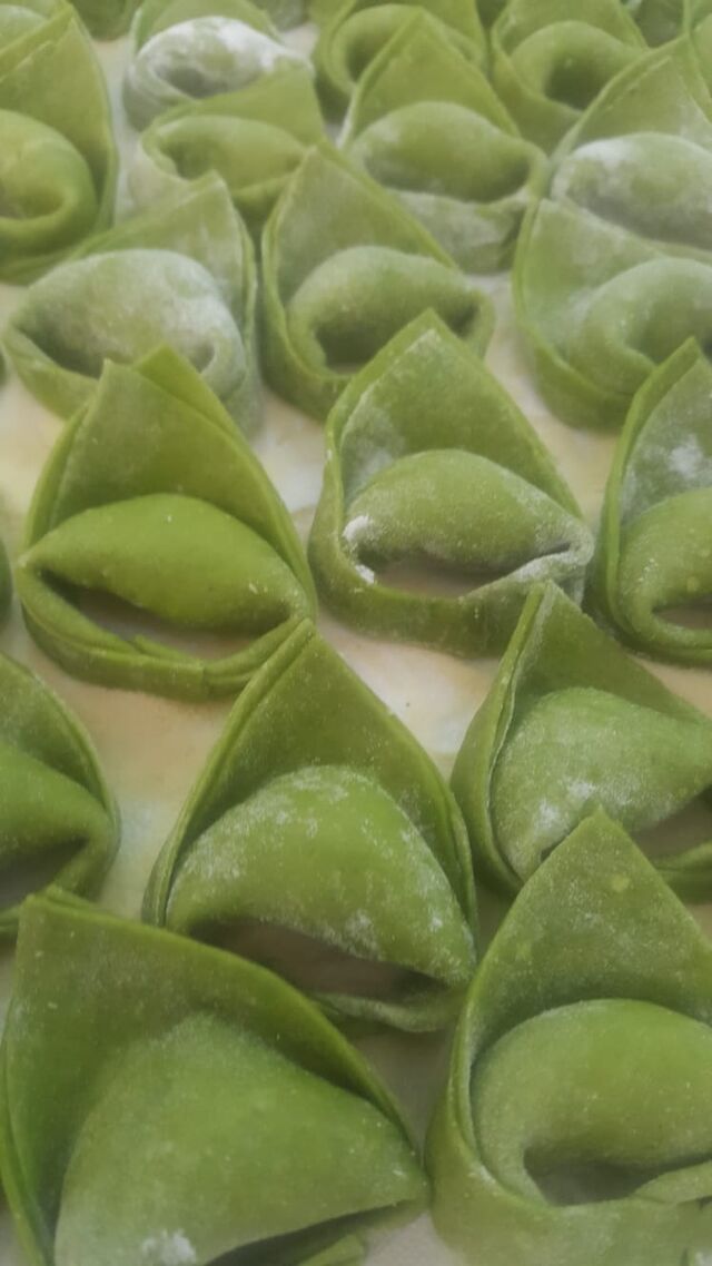 Tortelli di farina di riso e spinaci ripieni di ricotta