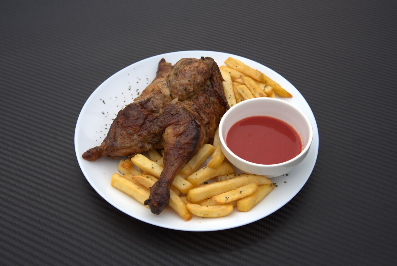 Magyaros grillcsirke forgónyárson sütve, hasábburgonyával akár menüben is.