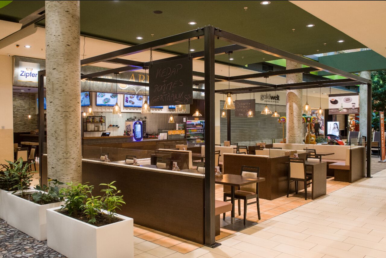 Der Mall-Bereich mit 13 Tischen