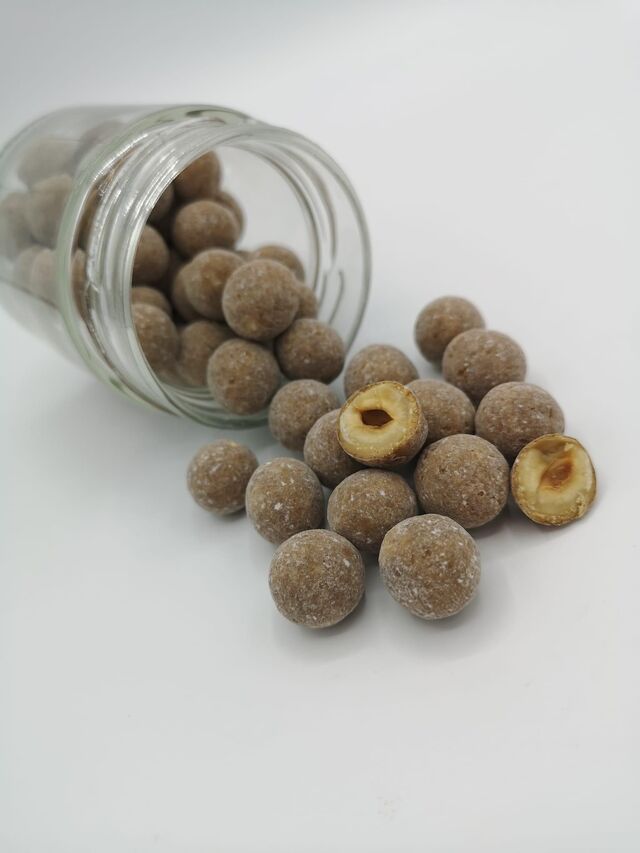 Noisettes enrobées de chocolat blanc caramélisé et poudre de café