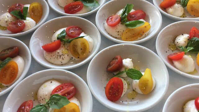 Reeptiehapje/Burrata met tricolore van tomaat