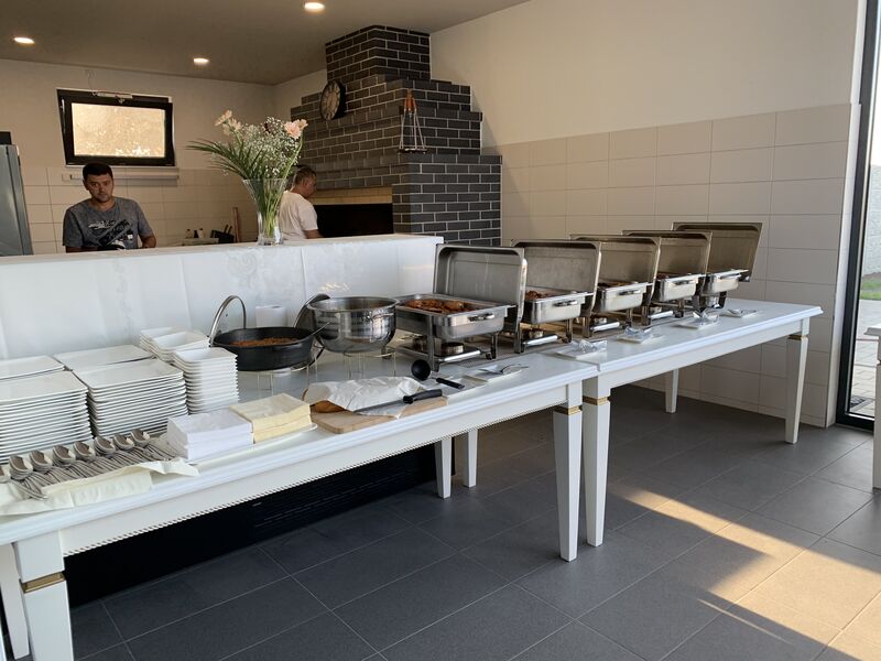 Unsere offene Schauküche mit unserem Holzkohlengrill und dem Buffetbereich