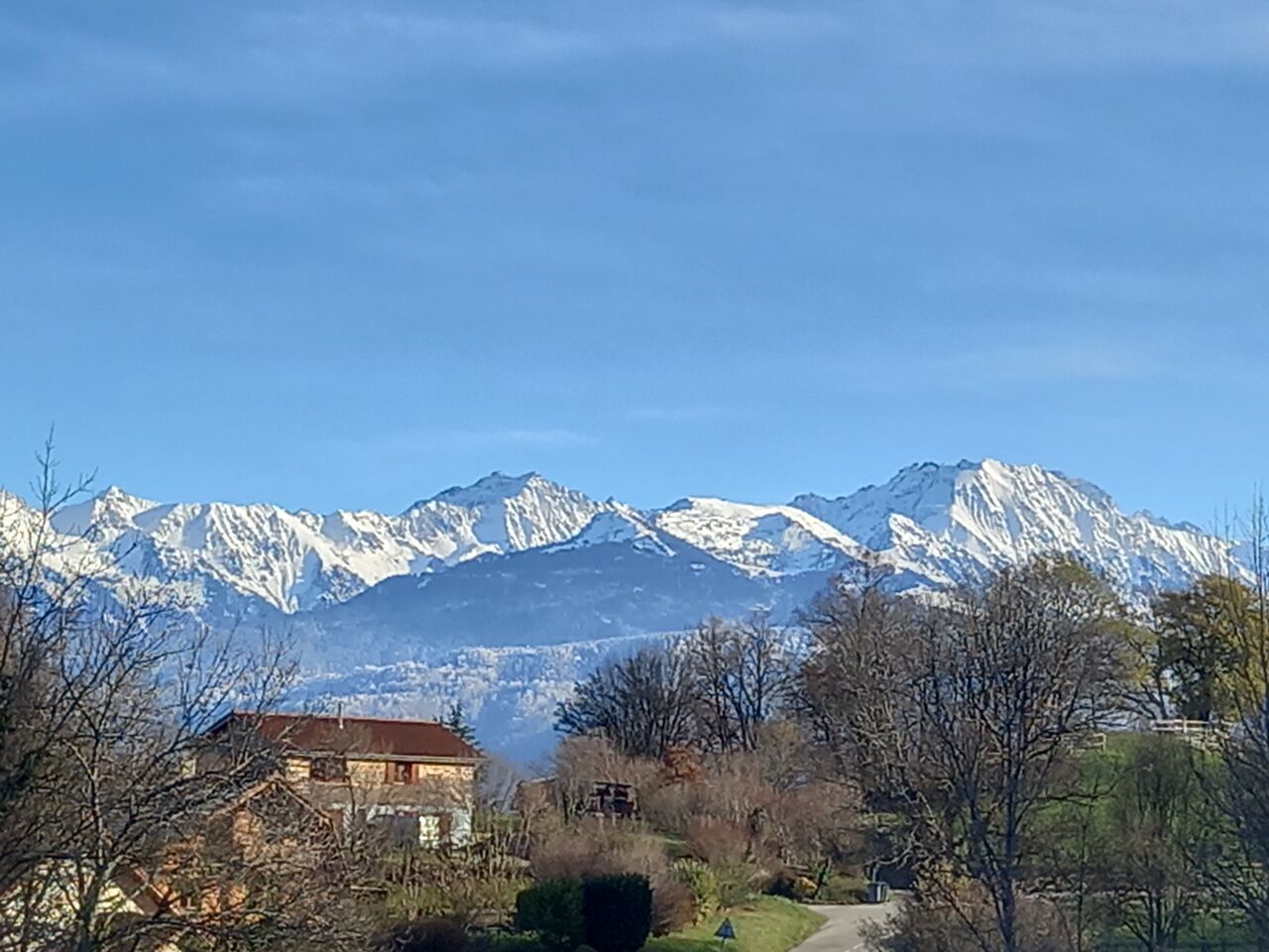 Le gîte et la chaîne de Belledonne