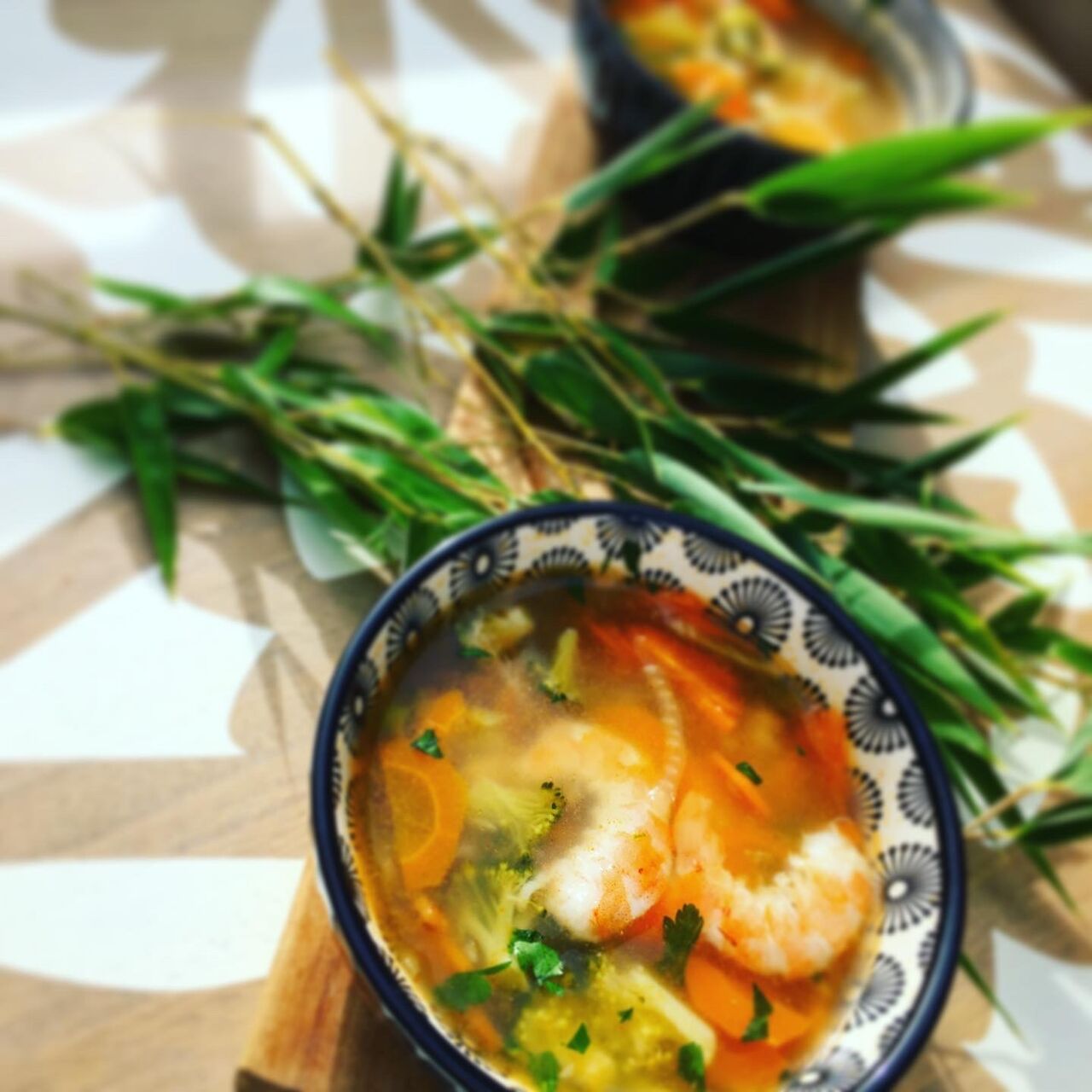 Soupe Thaï de poulet et crevettes aux légumes
