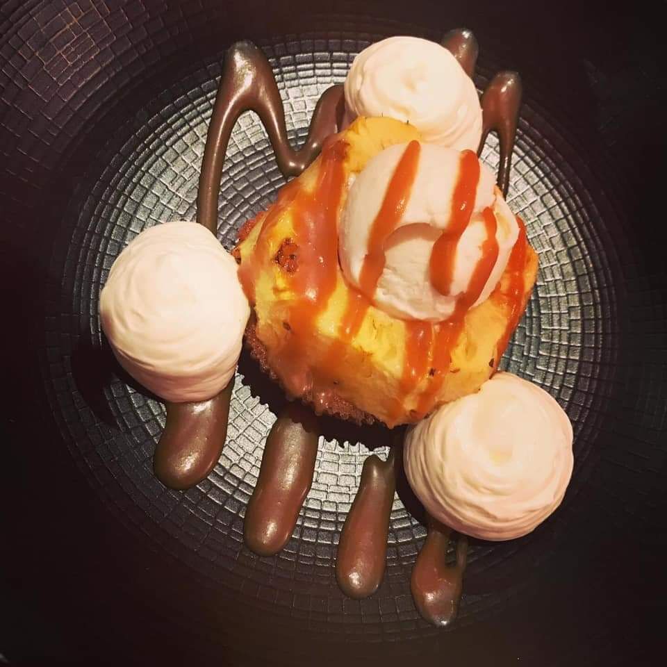 Financier à la noix de coco et ananas rôti, glace coco