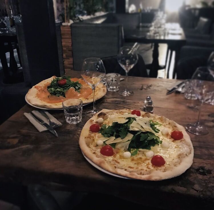 Venez découvrir un petit bout de l’Italie en dégustant nos fameuses et fabuleuses pizzas réalisées par les soins de notre chef!